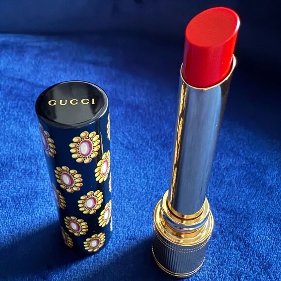 GUCCI ROUGE DE BEAUTÉ BRILLANT – GOLDIE RED 25 | GLOW EDITION - Picture 15 of 17